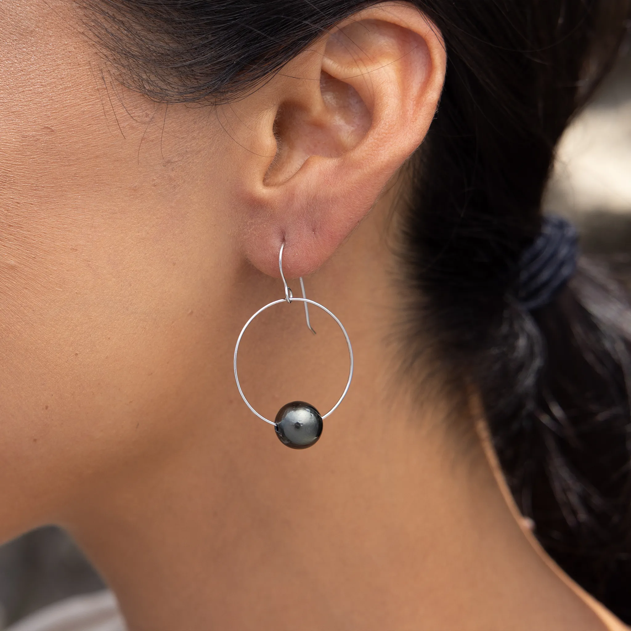 Tahitian Black Pearl Earrings in White Gold - 9-10mm